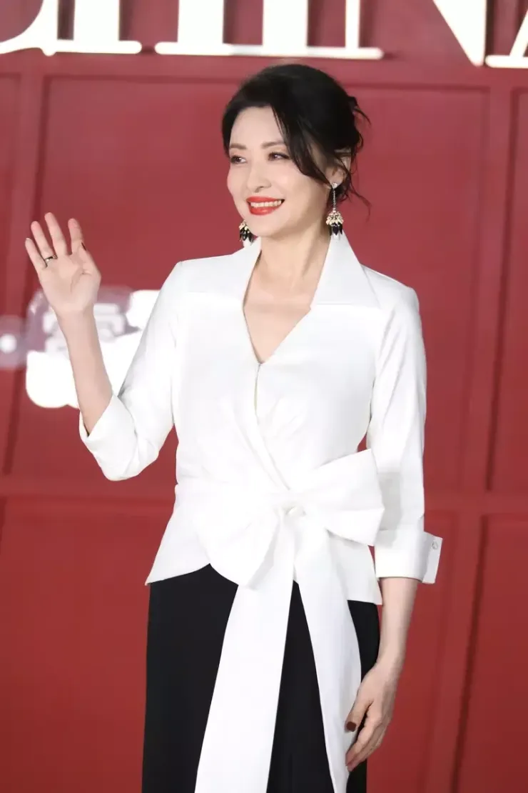 Dương Mịch gây sốt Weibo với vẻ đẹp cổ điển - 8