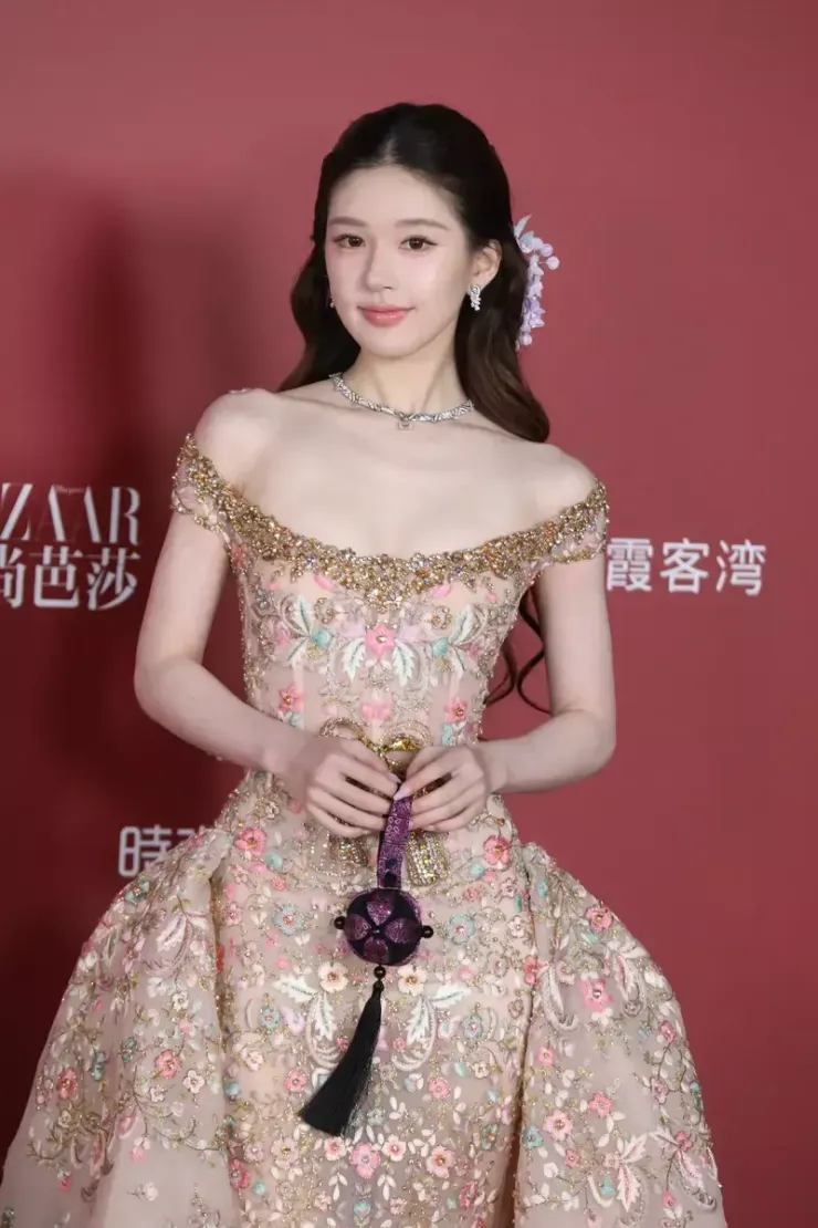 Dương Mịch gây sốt Weibo với vẻ đẹp cổ điển - 6