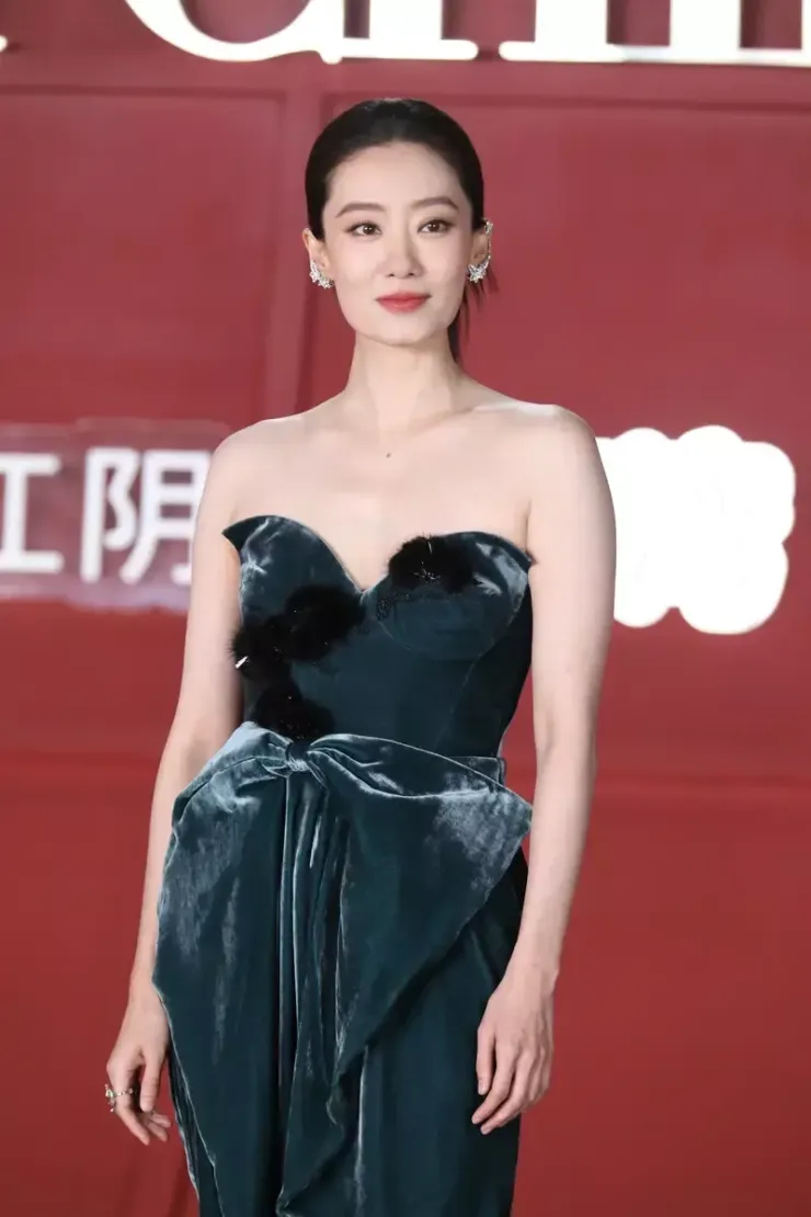 Dương Mịch gây sốt Weibo với vẻ đẹp cổ điển - 10
