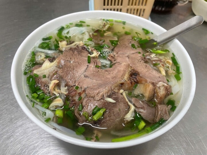 Một bát phở nóng hổi với làn khói nghi ngút là lựa chọn quen thuộc của nhiều người để bắt đầu ngày mới. (Ảnh: Như Loan)