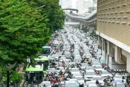 Đường nội đô Hà Nội giảm tốc mạnh, có nơi chỉ di chuyển được 12km/h