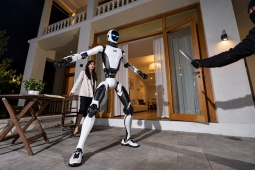 Robot vệ sĩ phô diễn sức mạnh như phim viễn tưởng: Múa võ, nhảy lầu và đỡ ô tô cứu người