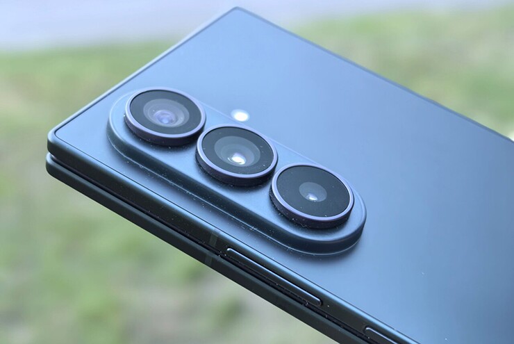 Samsung W27 có gì khác biệt so với dòng Galaxy Z Fold? - 1