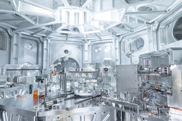 Hình ảnh thiết lập thí nghiệm tại trạm thí nghiệm L4n-P3 của cơ sở ELI Beamlines phía nam Praha, nơi tiến hành các thí nghiệm sản xuất kim cương nano
