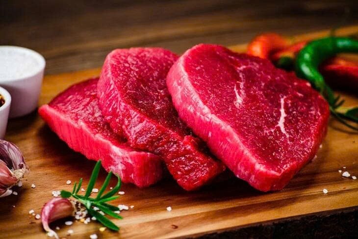 Thịt đỏ cung cấp protein, sắt, kẽm và vitamin B12 cần thiết cho cơ thể