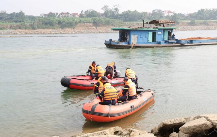 Phòng Cảnh sát phòng cháy, chữa cháy và cứu nạn, cứu hộ, Công an tỉnh Phú Thọ phối hợp với các lực lượng chức năng&nbsp;tìm kiếm xuyên đêm&nbsp;hai mẹ con nghi nhảy cầu ở Vĩnh Phú. Ảnh CAPT.
