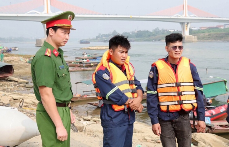 Công an tỉnh Phú Thọ phối hợp với các lực lượng chức năng tìm kiếm 2 mẹ con nghi nhảy cầu. Ảnh CAPT.