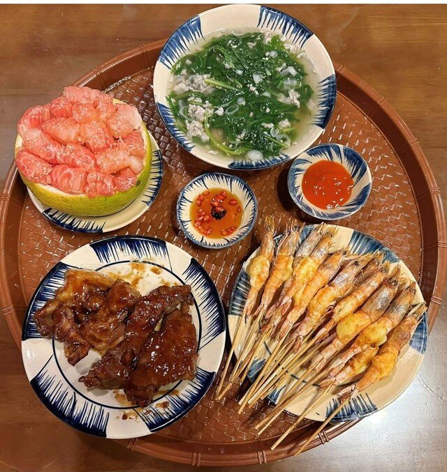 Sườn nướng chao, tôm nướng, canh cải thịt bằm.