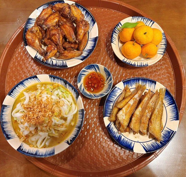 Gà chiên mắm, cá khô rán, canh bắp cải.