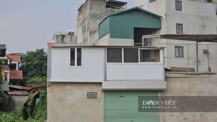Sau hơn 9 năm từ thời điểm khởi công, đến đầu tháng 10/2026, chính quyền địa phương đã hoàn tất công tác giải phóng mặt bằng dự án đường nối từ đường Phạm Hùng đến đường Lê Đức Thọ. Tuy nhiên, sau khi giải phóng mặt bằng, trên tuyến đường này lại xuất hiện một số ngôi nhà có hình thù khác lạ với diện tích siêu nhỏ.
