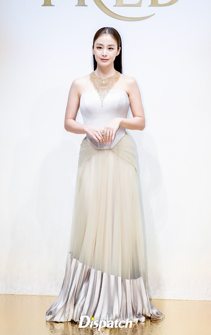 Kim Tae Hee lộ nhược điểm tuổi tác vì váy bó - 1