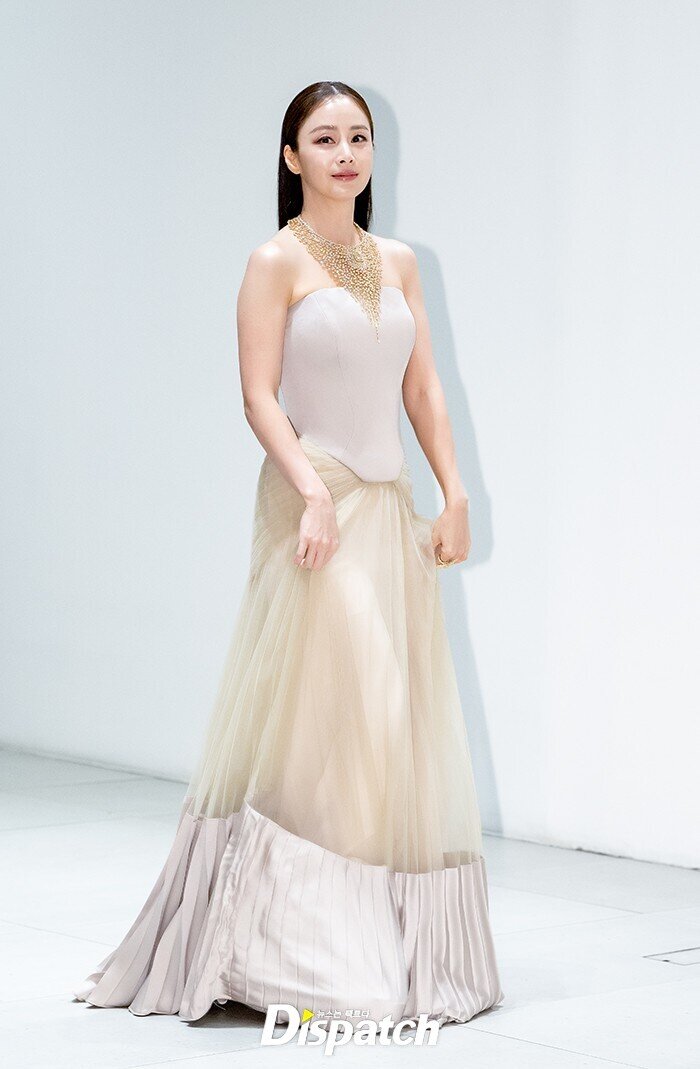 Kim Tae Hee lộ nhược điểm tuổi tác vì váy bó - 2