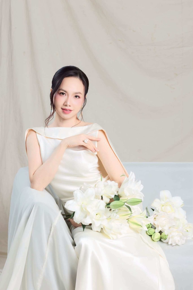 Phần áo có phom dáng gọn gàng giúp tôn đường nét cơ thể, trong khi chân váy dài mềm rủ lại mang đến cảm giác nhẹ nhàng, thanh thoát. 