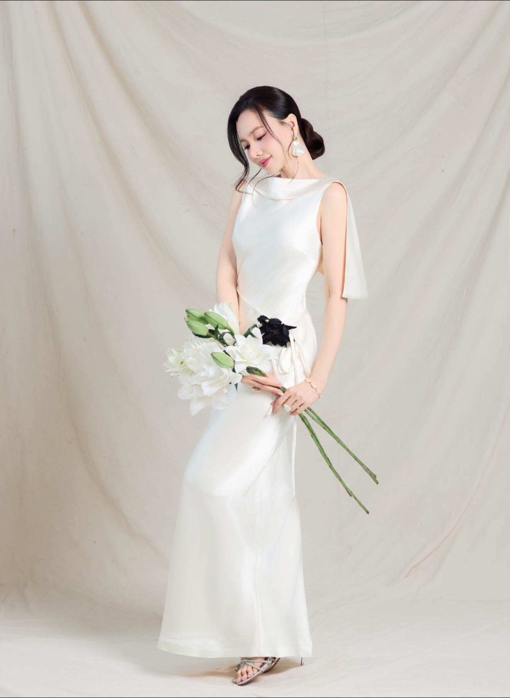 Không chỉ giữ được gương mặt tươi tắn, vóc dáng thon thả cùng thần thái rạng rỡ, bà xã đạo diễn Victor Vũ còn khiến hội chị em mê mẩn bởi gu thời trang ngày càng trẻ trung, sành điệu.