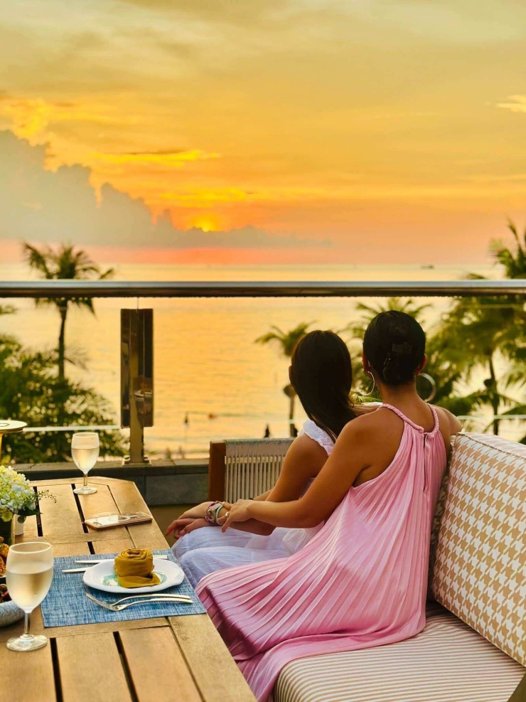 Theo Đoan Trang, chuyến đi diễn ra trong kỳ nghỉ thu của con gái. Đây còn là phần thưởng vợ chồng cô dành cho Sol sau buổi ghi hình podcast. “Đi quay Podcast ngoan giỏi nên quay xong là ba mẹ thưởng cho chuyến nghỉ dưỡng Phú Quốc liền”, cô tiết lộ.