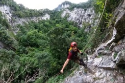 Hố sụt khổng lồ ở Phong Nha - Kẻ Bàng: Vì sao người đi rừng không phát hiện ra?