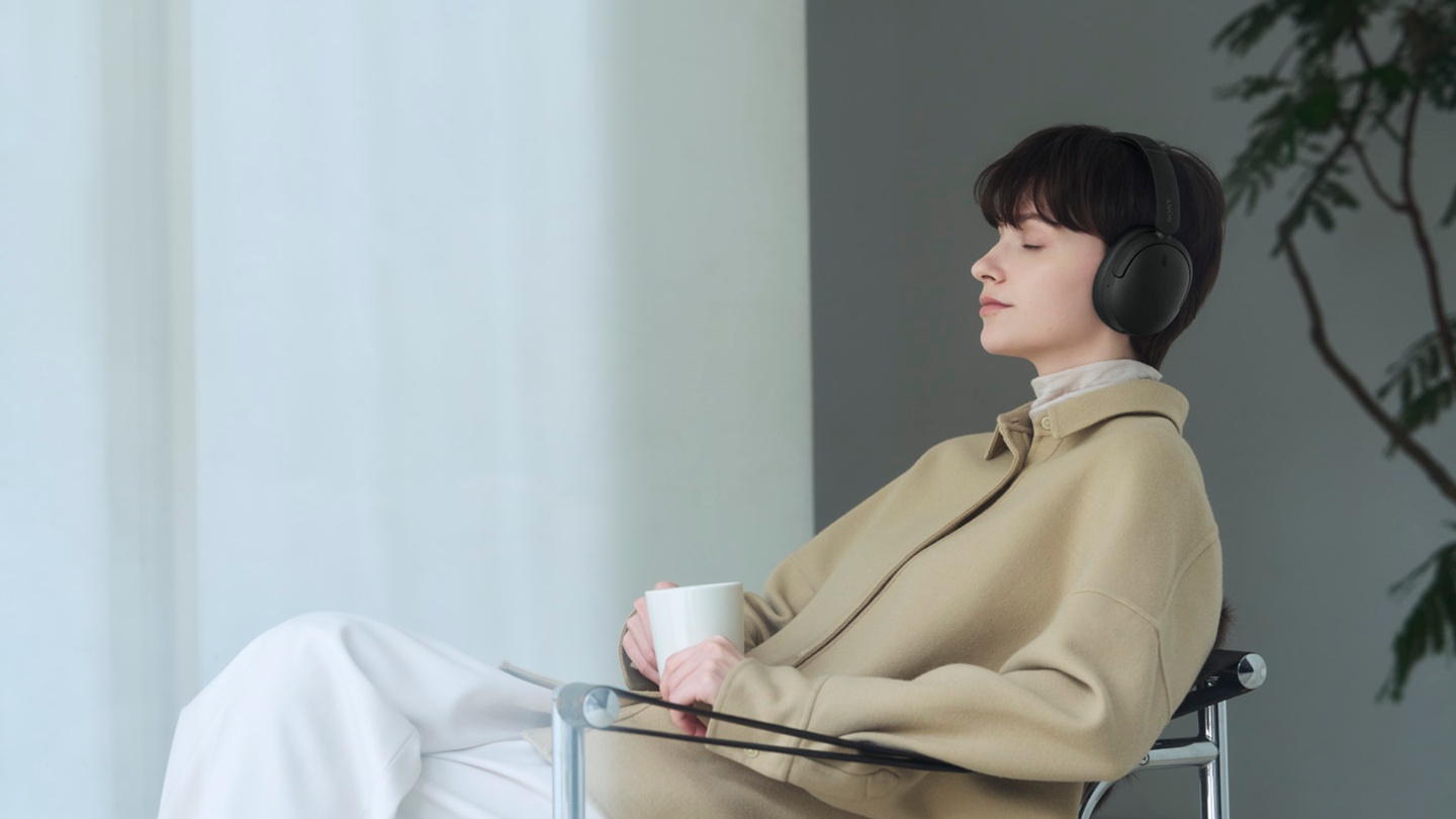 Nghe nhạc thư giãn tại nhà. Ảnh: Sony Việt Nam.