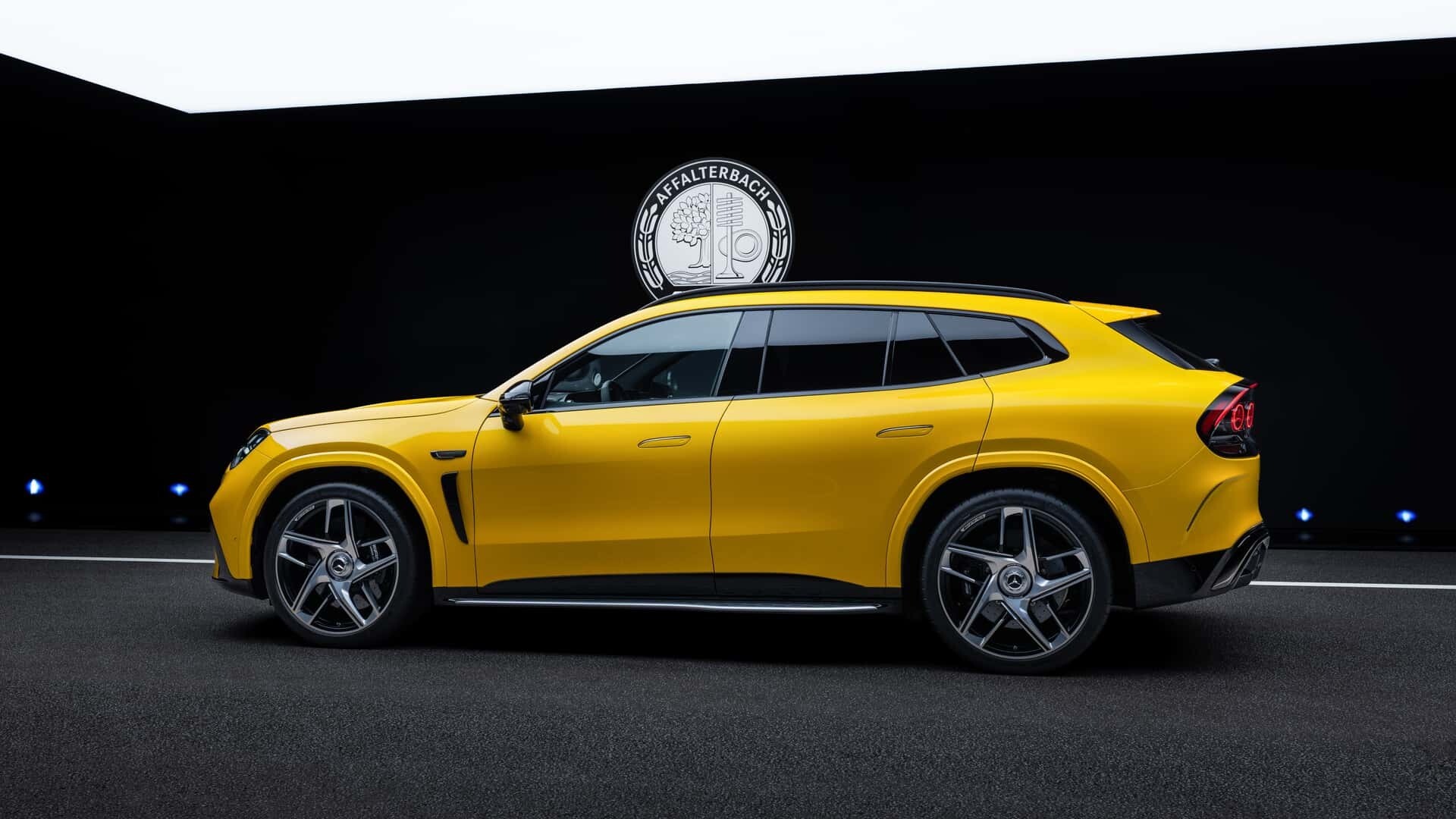 AMG GT SUV tiếp tục gây tranh cãi tương tự bản sedan bởi tỷ lệ phân bổ đường nét khá bề thế và phá cách.&nbsp;