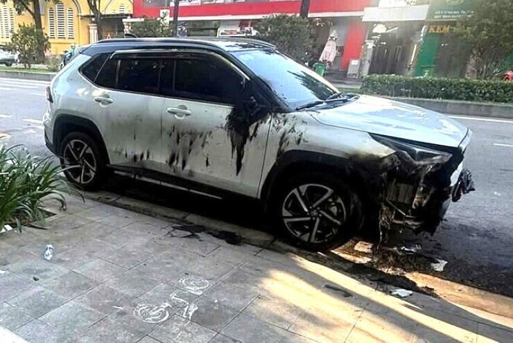 Ô tô bị đốt phá khi đang đậu ven đường, hư hỏng nghiêm trọng ở Huế