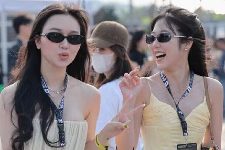 Biển người đang đổ về Mỹ Đình