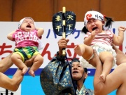 Vì sao ở Nhật Bản, võ sỹ sumo dọa trẻ em khóc thét mà bố mẹ vẫn cười?