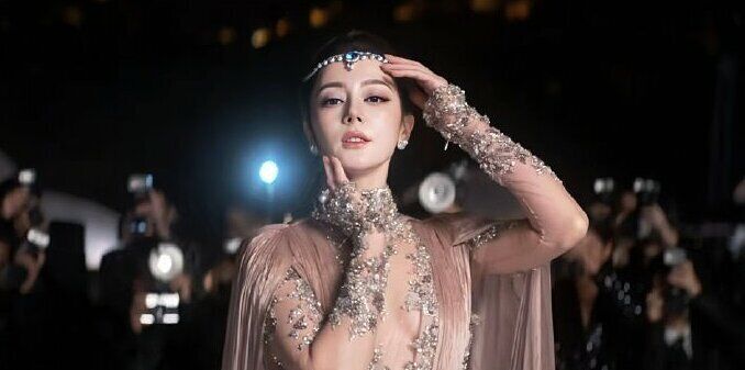 Địch Lệ tại show thời trang. Video: Weibo