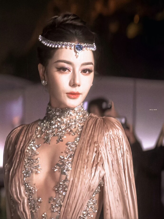Địch Lệ Nhiệt Ba lên top 1 Weibo với màn thả cánh bướm trên môi - 6