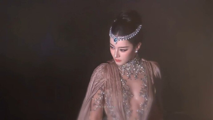 Địch Lệ Nhiệt Ba lên top 1 Weibo với màn thả cánh bướm trên môi - 5