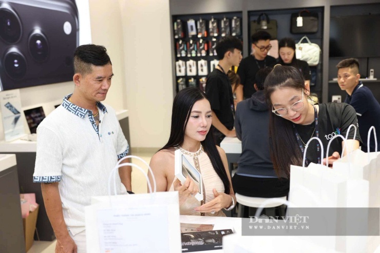iPhone Duo có giá niêm yết từ gần 65 triệu đồng đến hơn 103 triệu đồng, tùy phiên bản dung lượng. Ảnh: QN