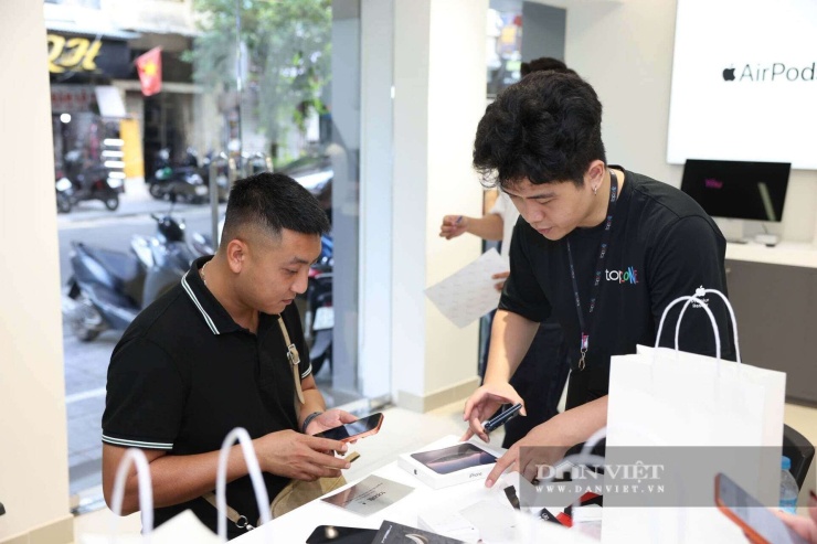 iPhone Duo thiết kế gập, kết hợp màn hình ngoài nhỏ gọn và màn hình trong rộng thu hút sự khám phá của giới sành công nghệ. Ảnh: QN