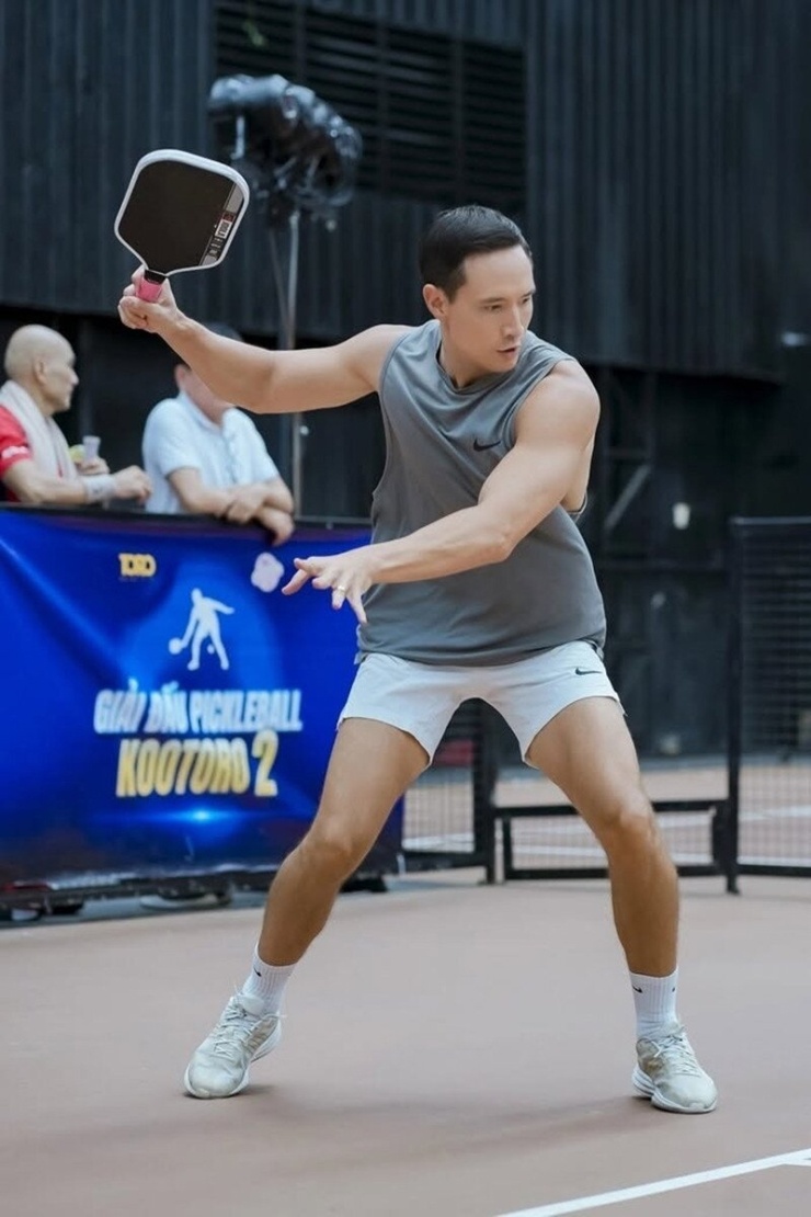 Kim Lý trên sân pickleball.