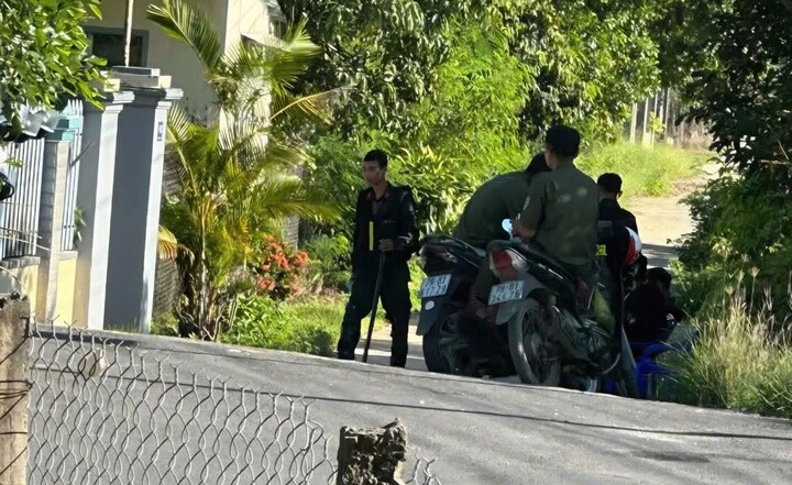 Các tuyến đường dẫn vào khu dân cư lân cận cũng được tăng cường kiểm soát.