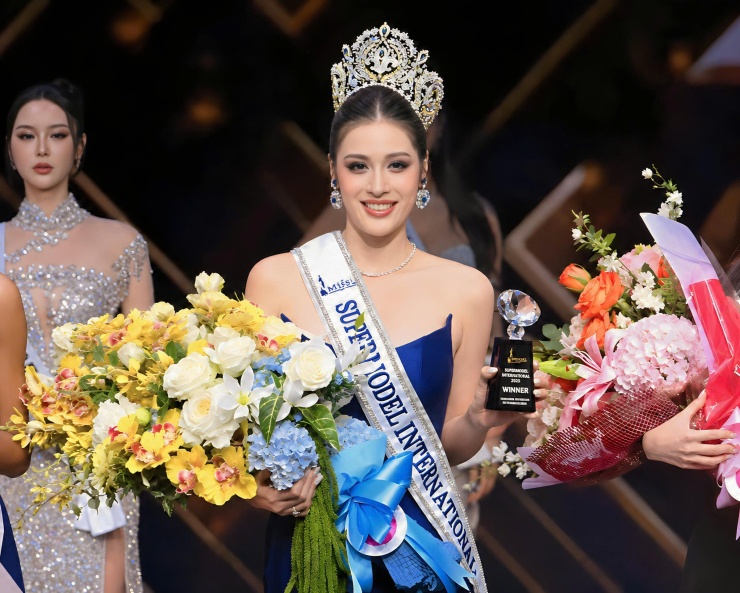 Mai Anh khi đăng quang Siêu mẫu Quốc tế 2026.
