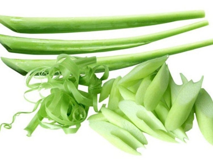 Dọc mùng được dùng phổ biến trong nhiều món ăn nhưng nếu sơ chế không đúng cách có thể gây ngứa ran ở miệng, lưỡi và cổ họng