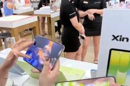 Người trẻ TPHCM xếp hàng háo hức chờ 'đập hộp' iPhone gập đầu tiên