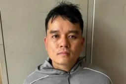 Nữ chủ tiệm vàng chống trả kẻ cướp đang tấn công bằng dao