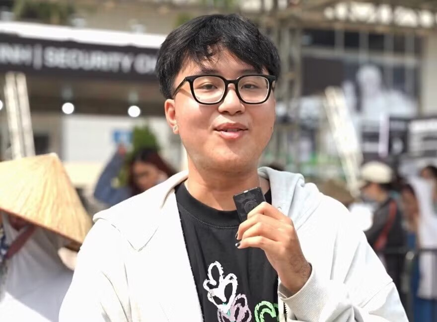 Bạn Hoàng Minh đến từ TPHCM cho biết đã chi gần 30 triệu đồng bao gồm tiền vé máy bay, khách sạn, vé xem concert. Hâm mộ Big Bang đã lâu, Minh nói không tiếc khi bỏ ra số tiền lớn để gặp thần tượng.