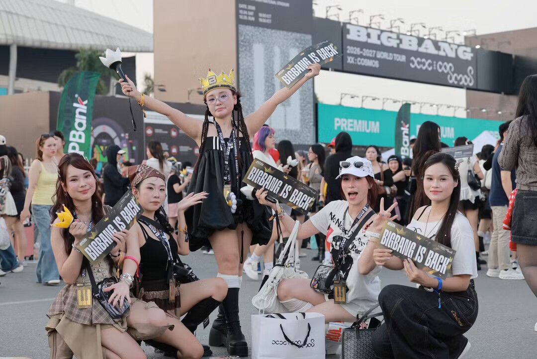 Không chỉ bán vé, một concert còn kéo theo nhiều dịch vụ, trong đó có mua sắm vật phẩm ủng hộ thần tượng (merchandise).