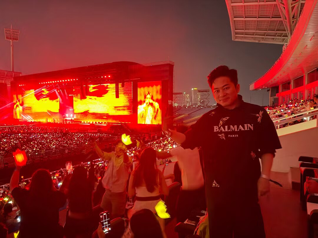 Ca sĩ Tùng Dương mua hạng vé ngồi ở concert Big Bang, anh chia sẻ: "Đi xem Big Bang, tranh thủ học hỏi các cao thủ cách khuấy động sân vận động". Hai tháng nữa Tùng Dương cũng tổ chức concert tại sân vận động Mỹ Đình. Người mẫu Đàm Thu Trang, stylist Pông Chuẩn xem concert. Hot girl An Japan khoe lightstick tiền triệu.
