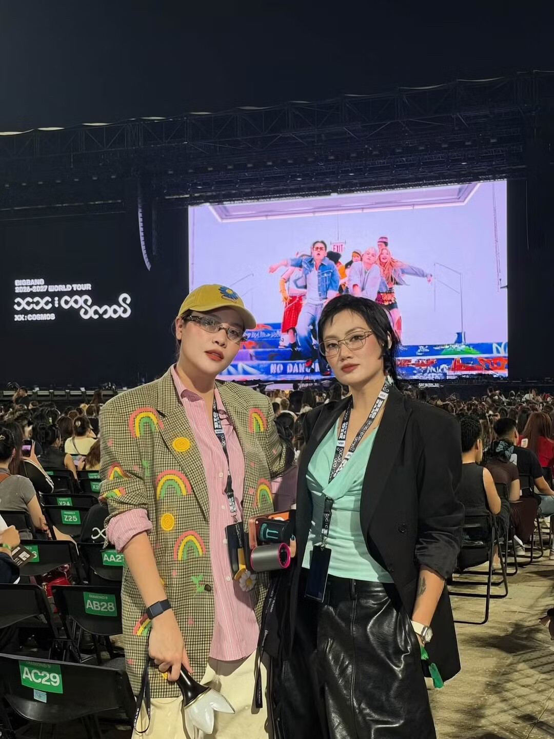 Người mẫu Đàm Thu Trang, stylist Pông Chuẩn xem concert.