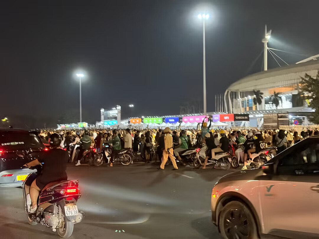 Tình hình bên ngoài sân vận động Mỹ Đình ngay trước concert.