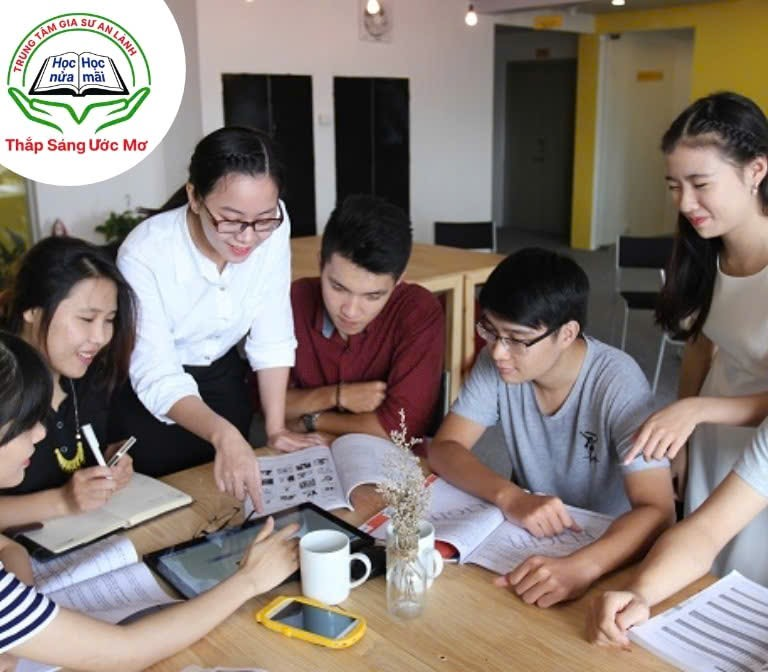 Gia sư hướng dẫn học sinh giải bài tập tại nhà
