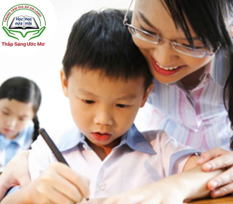 Học sinh rèn luyện kỹ năng làm bài dưới sự hướng dẫn của thầy cô