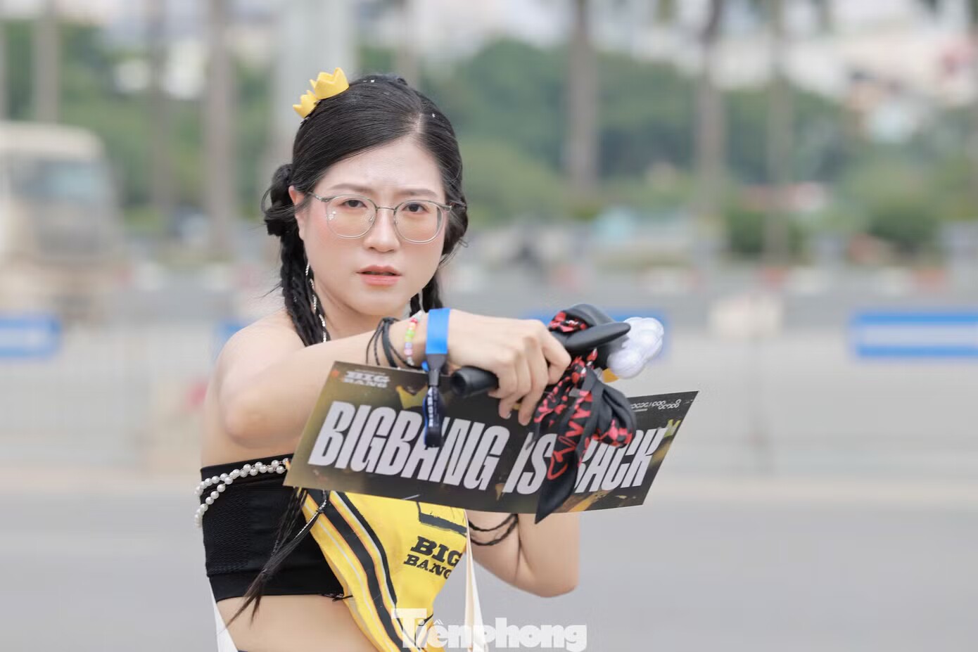 Nhiều khán giả nữ chọn trang phục nổi bật, tạo điểm nhấn với nhiều phụ kiện.