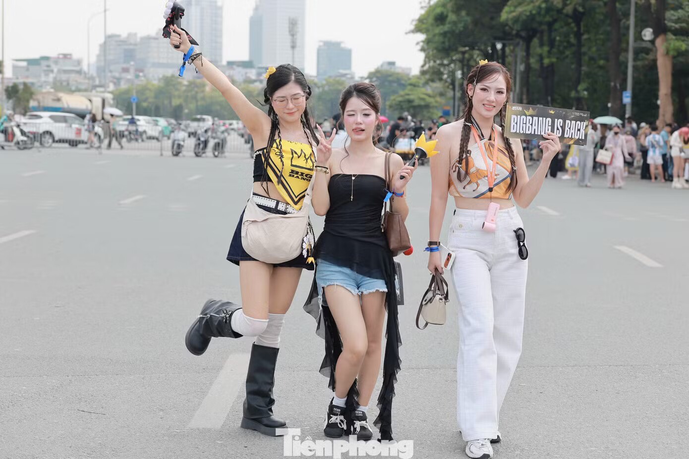 Nhiều khán giả nữ chọn trang phục nổi bật, tạo điểm nhấn với nhiều phụ kiện.