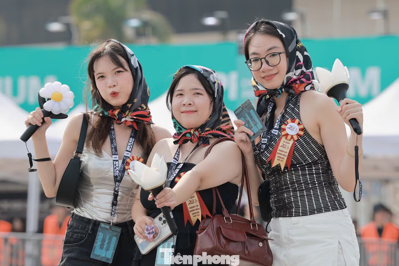 Nhiều khán giả nữ chọn trang phục nổi bật, tạo điểm nhấn với nhiều phụ kiện.