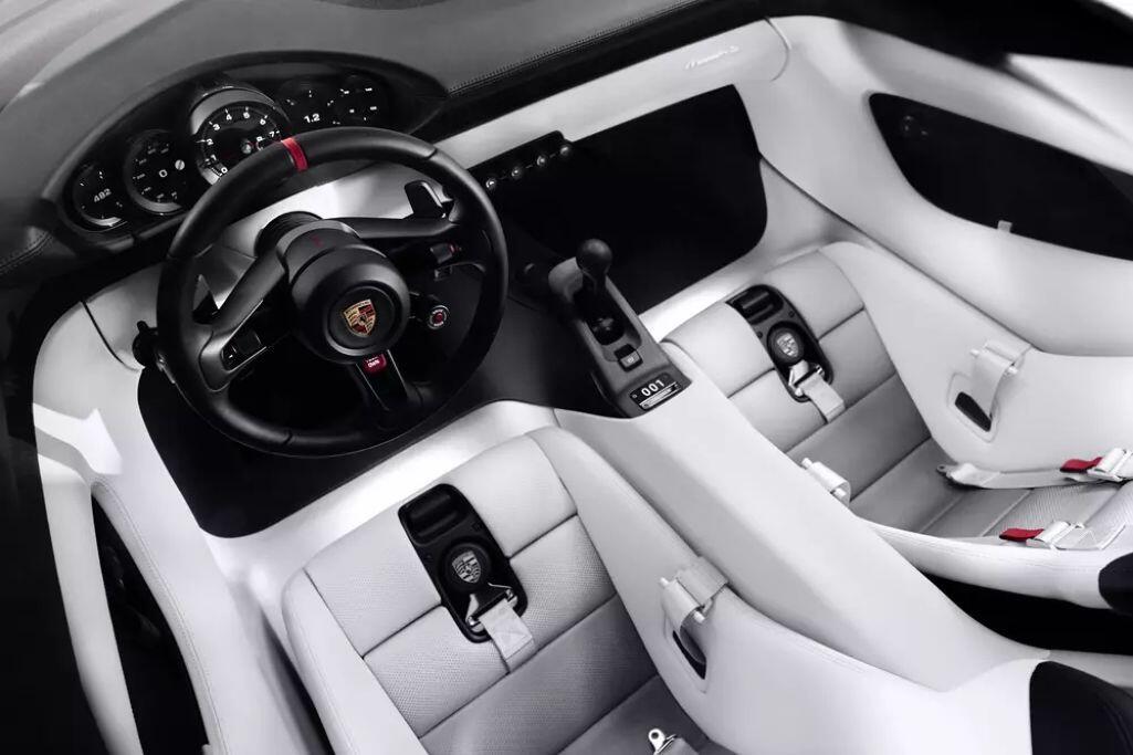 Nội thất Mission S được phát triển theo hướng tối giản, lấy cảm hứng từ Porsche 356 và 550 Spyder.