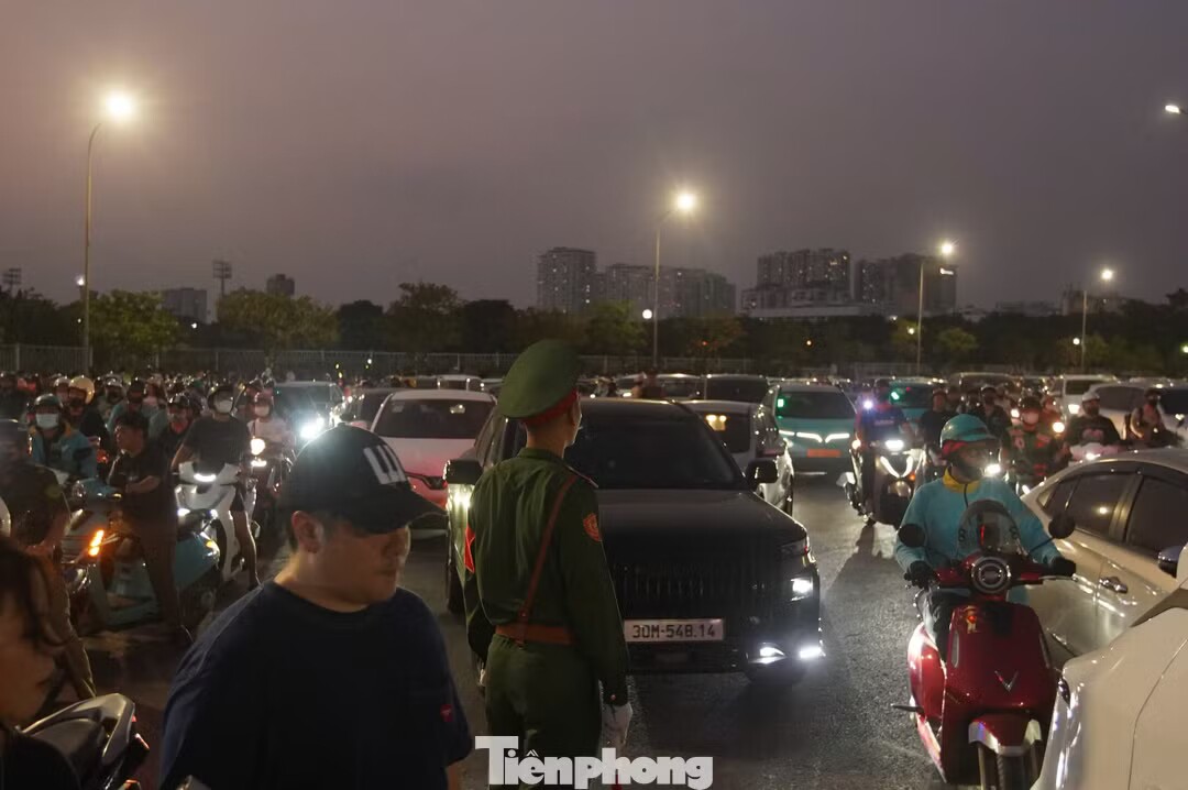 Khoảng 18h tối 24/10, không khí tại khu vực sân vận động quốc gia Mỹ Đình trở nên náo nhiệt khi hàng nghìn người hâm mộ đổ về tham dự concert Big Bang. Lượng phương tiện gia tăng khiến nhiều tuyến đường dẫn về sân vận động rơi vào tình trạng ùn tắc, các phương tiện di chuyển chậm.