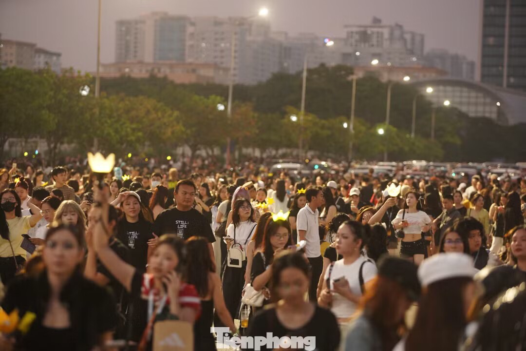 Những chiếc lightstick được bật, phủ vàng cả một góc trước sân vận động.