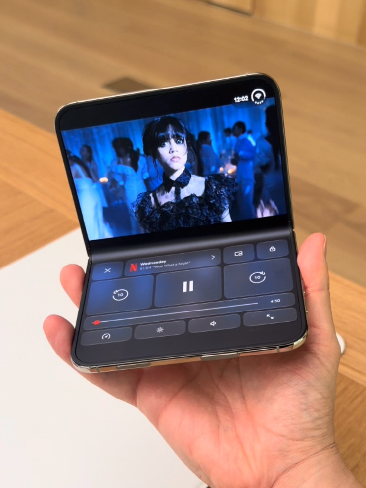 Giao diện coi phim trên Netflix với iPhone Duo.
